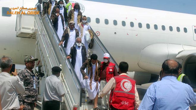١١ رحلة جوية نقلت الأسرى من وإلى خمس مدن في اليمن والسعودية